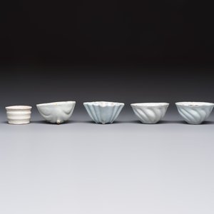A collection of nine white-glazed Dutch Delft pudding moulds, a mustard pot and a two-handled strainer, 18th C. — foto 3