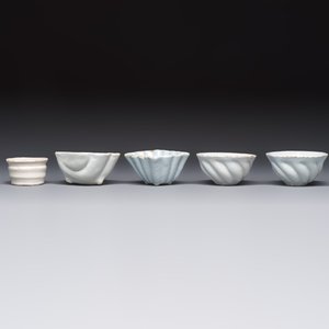 A collection of nine white-glazed Dutch Delft pudding moulds, a mustard pot and a two-handled strainer, 18th C. — foto 4