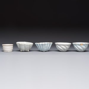 A collection of nine white-glazed Dutch Delft pudding moulds, a mustard pot and a two-handled strainer, 18th C. — foto 5