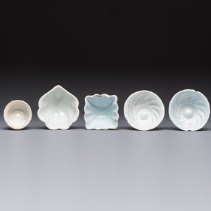 A collection of nine white-glazed Dutch Delft pudding moulds, a mustard pot and a two-handled strainer, 18th C. — foto 6