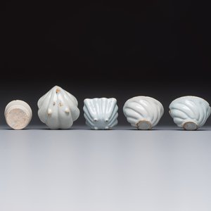A collection of nine white-glazed Dutch Delft pudding moulds, a mustard pot and a two-handled strainer, 18th C. — foto 7