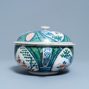 A collection of polychrome Dutch Delft wares with 'four-hearts design', 1st half 18th C. — photo 23