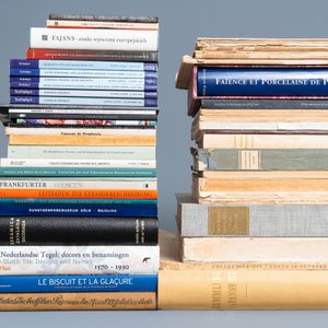 A collection of reference works, publications and catalogues on European ceramics and applied arts — 照片 2