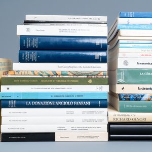A collection of reference works, publications and catalogues on Italian maiolica — photo 2