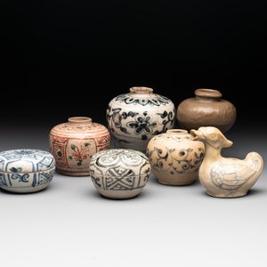 A collection of seven Annamese or Vietnamese blue, white and polychrome wares, 16/17th C. — foto 1