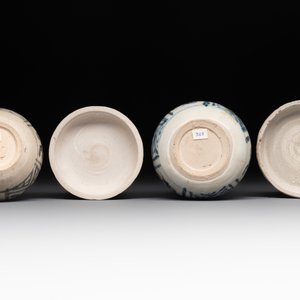 A collection of seven Annamese or Vietnamese blue, white and polychrome wares, 16/17th C. — foto 13