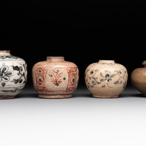 A collection of seven Annamese or Vietnamese blue, white and polychrome wares, 16/17th C. — foto 3