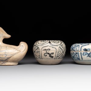 A collection of seven Annamese or Vietnamese blue, white and polychrome wares, 16/17th C. — foto 8
