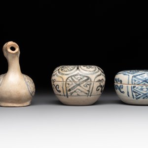 A collection of seven Annamese or Vietnamese blue, white and polychrome wares, 16/17th C. — foto 9