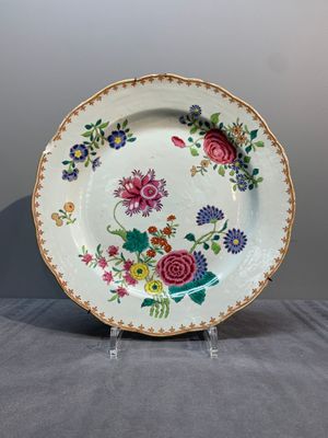 A collection of seven Chinese famille rose plates and dishes with floral design, Qianlong — photo 11