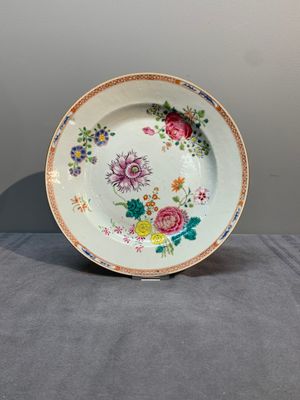 A collection of seven Chinese famille rose plates and dishes with floral design, Qianlong — photo 5