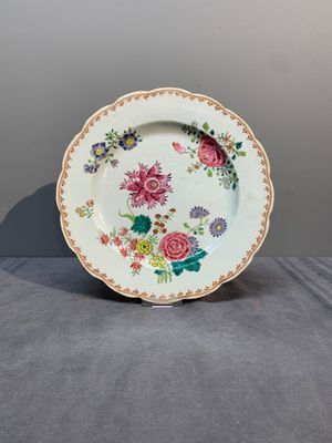 A collection of seven Chinese famille rose plates and dishes with floral design, Qianlong — photo 7