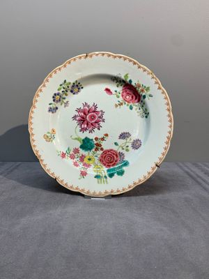 A collection of seven Chinese famille rose plates and dishes with floral design, Qianlong — photo 9