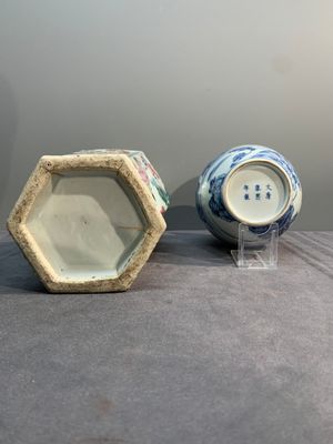 A collection of six Chinese blue and white, famille rose and verte wares, Kangxi and Tongzhi mark, 19/20th C. — photo 12