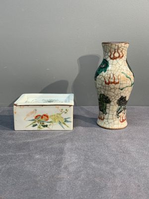 A collection of six Chinese blue and white, famille rose and verte wares, Kangxi and Tongzhi mark, 19/20th C. — photo 13
