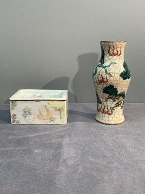 A collection of six Chinese blue and white, famille rose and verte wares, Kangxi and Tongzhi mark, 19/20th C. — photo 15