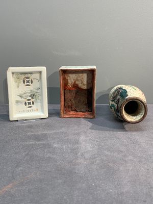 A collection of six Chinese blue and white, famille rose and verte wares, Kangxi and Tongzhi mark, 19/20th C. — photo 17