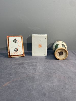 A collection of six Chinese blue and white, famille rose and verte wares, Kangxi and Tongzhi mark, 19/20th C. — photo 18