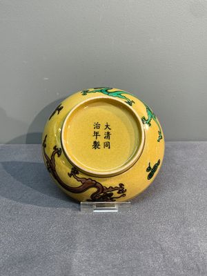 A collection of six Chinese blue and white, famille rose and verte wares, Kangxi and Tongzhi mark, 19/20th C. — photo 20