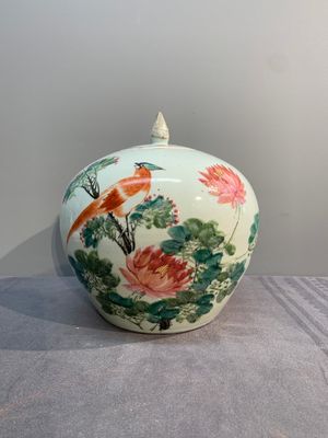 A collection of six Chinese blue and white, famille rose and verte wares, Kangxi and Tongzhi mark, 19/20th C. — photo 3