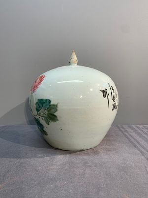 A collection of six Chinese blue and white, famille rose and verte wares, Kangxi and Tongzhi mark, 19/20th C. — photo 4