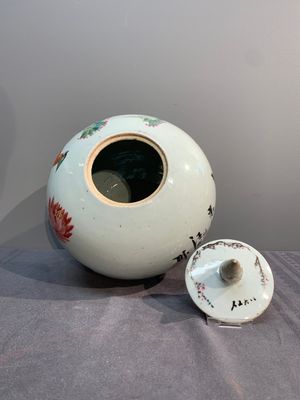 A collection of six Chinese blue and white, famille rose and verte wares, Kangxi and Tongzhi mark, 19/20th C. — photo 5