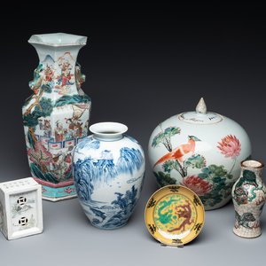 A collection of six Chinese blue and white, famille rose and verte wares, Kangxi and Tongzhi mark, 19/20th C. — photo 1