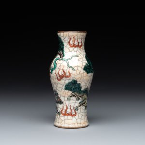 A collection of six Chinese blue and white, famille rose and verte wares, Kangxi and Tongzhi mark, 19/20th C. — photo 15