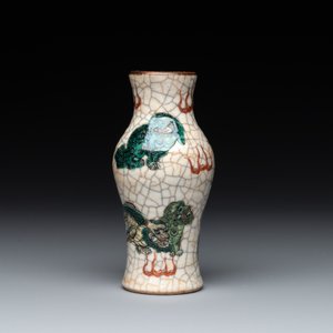 A collection of six Chinese blue and white, famille rose and verte wares, Kangxi and Tongzhi mark, 19/20th C. — photo 16