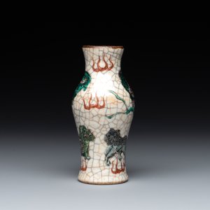 A collection of six Chinese blue and white, famille rose and verte wares, Kangxi and Tongzhi mark, 19/20th C. — photo 17