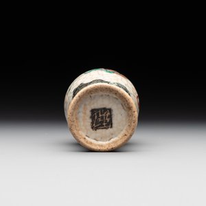 A collection of six Chinese blue and white, famille rose and verte wares, Kangxi and Tongzhi mark, 19/20th C. — photo 19