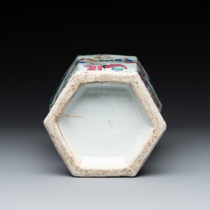 A collection of six Chinese blue and white, famille rose and verte wares, Kangxi and Tongzhi mark, 19/20th C. — photo 7