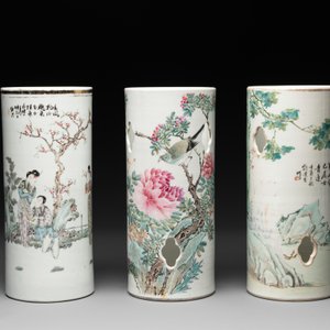 A collection of six Chinese famille rose hat stands, 19/20th C. — photo 3
