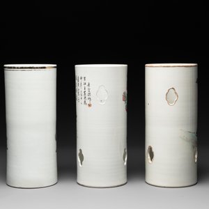 A collection of six Chinese famille rose hat stands, 19/20th C. — photo 5