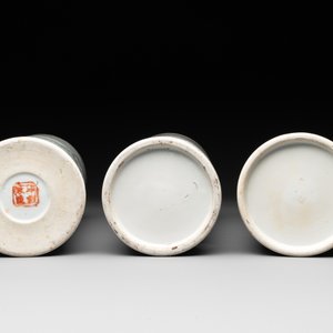 A collection of six Chinese famille rose hat stands, 19/20th C. — photo 8