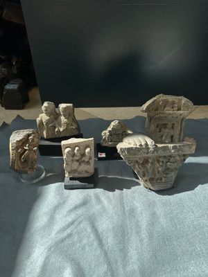 A collection of six Gandhara grey schist fragments with Bodhisattva, divinities and figures, 2/4th C. — 照片 1