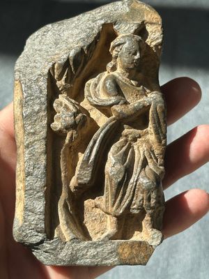 A collection of six Gandhara grey schist fragments with Bodhisattva, divinities and figures, 2/4th C. — 照片 15