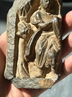 A collection of six Gandhara grey schist fragments with Bodhisattva, divinities and figures, 2/4th C. — 照片 17