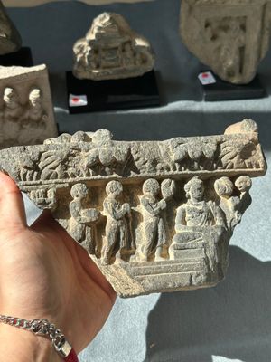 A collection of six Gandhara grey schist fragments with Bodhisattva, divinities and figures, 2/4th C. — 照片 2