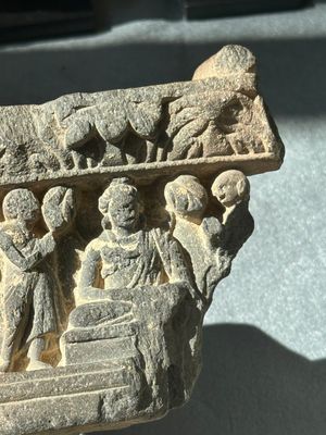 A collection of six Gandhara grey schist fragments with Bodhisattva, divinities and figures, 2/4th C. — 照片 3
