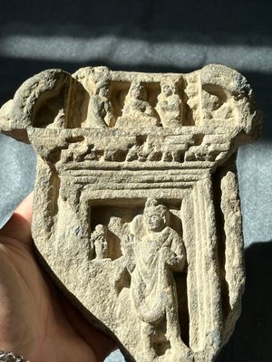 A collection of six Gandhara grey schist fragments with Bodhisattva, divinities and figures, 2/4th C. — 照片 33