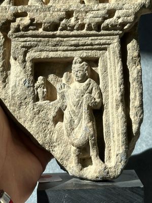 A collection of six Gandhara grey schist fragments with Bodhisattva, divinities and figures, 2/4th C. — 照片 35