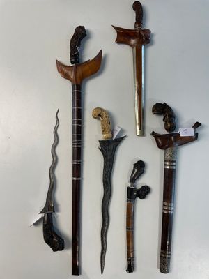A collection of six krises with carved handles, four with scabbard, Indonesia, 19th C. — foto 1