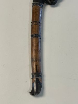 A collection of six krises with carved handles, four with scabbard, Indonesia, 19th C. — foto 12