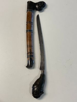 A collection of six krises with carved handles, four with scabbard, Indonesia, 19th C. — foto 13