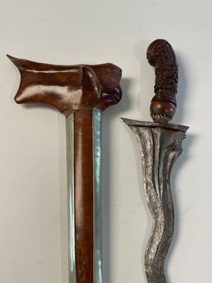 A collection of six krises with carved handles, four with scabbard, Indonesia, 19th C. — foto 15