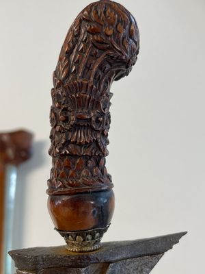 A collection of six krises with carved handles, four with scabbard, Indonesia, 19th C. — foto 17