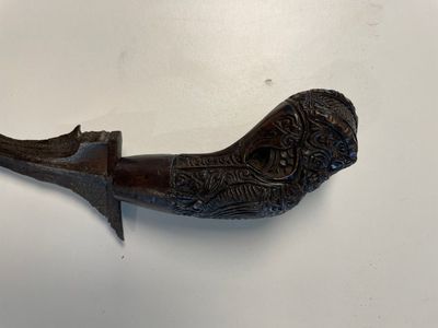 A collection of six krises with carved handles, four with scabbard, Indonesia, 19th C. — foto 2
