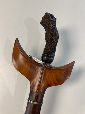 A collection of six krises with carved handles, four with scabbard, Indonesia, 19th C. — foto 29