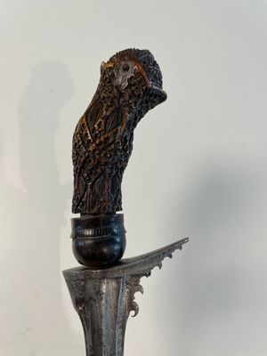 A collection of six krises with carved handles, four with scabbard, Indonesia, 19th C. — foto 32